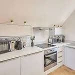Holiday home Curlew House, With Parking And Abbey Views! Whitby