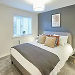 Curlew House, With Parking And Abbey Views! Whitby