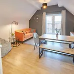 Curlew House, With Parking And Abbey Views! * Whitby