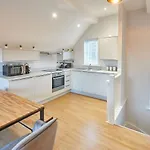 Holiday home Curlew House, With Parking And Abbey Views! *