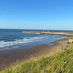 Curlew House, With Parking And Abbey Views! Whitby