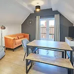 Curlew House, With Parking And Abbey Views! Whitby