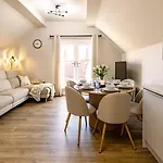 Curlew House, With Parking And Abbey Views! * Whitby