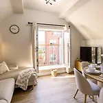 Holiday home Curlew House, With Parking And Abbey Views!