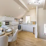 Curlew House, With Parking And Abbey Views! Whitby