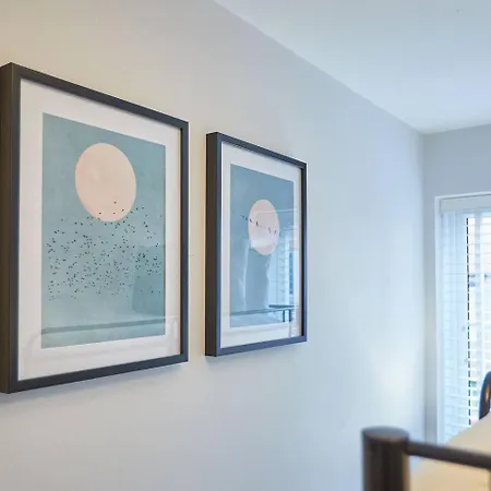 Curlew House, With Parking And Abbey Views!