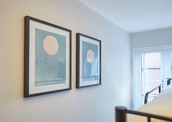 Curlew House, With Parking And Abbey Views!