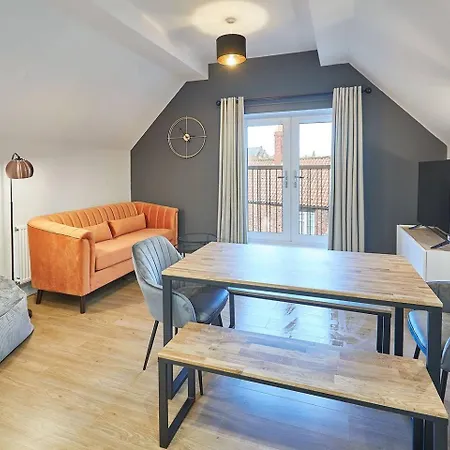 Curlew House, With Parking And Abbey Views! Whitby