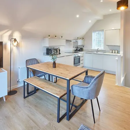 Curlew House, With Parking And Abbey Views!